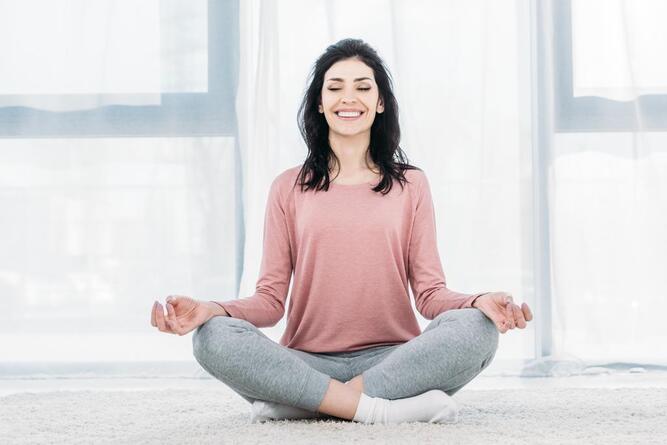 Cómo empezar a practicar yoga (desde ya) en tu casa
